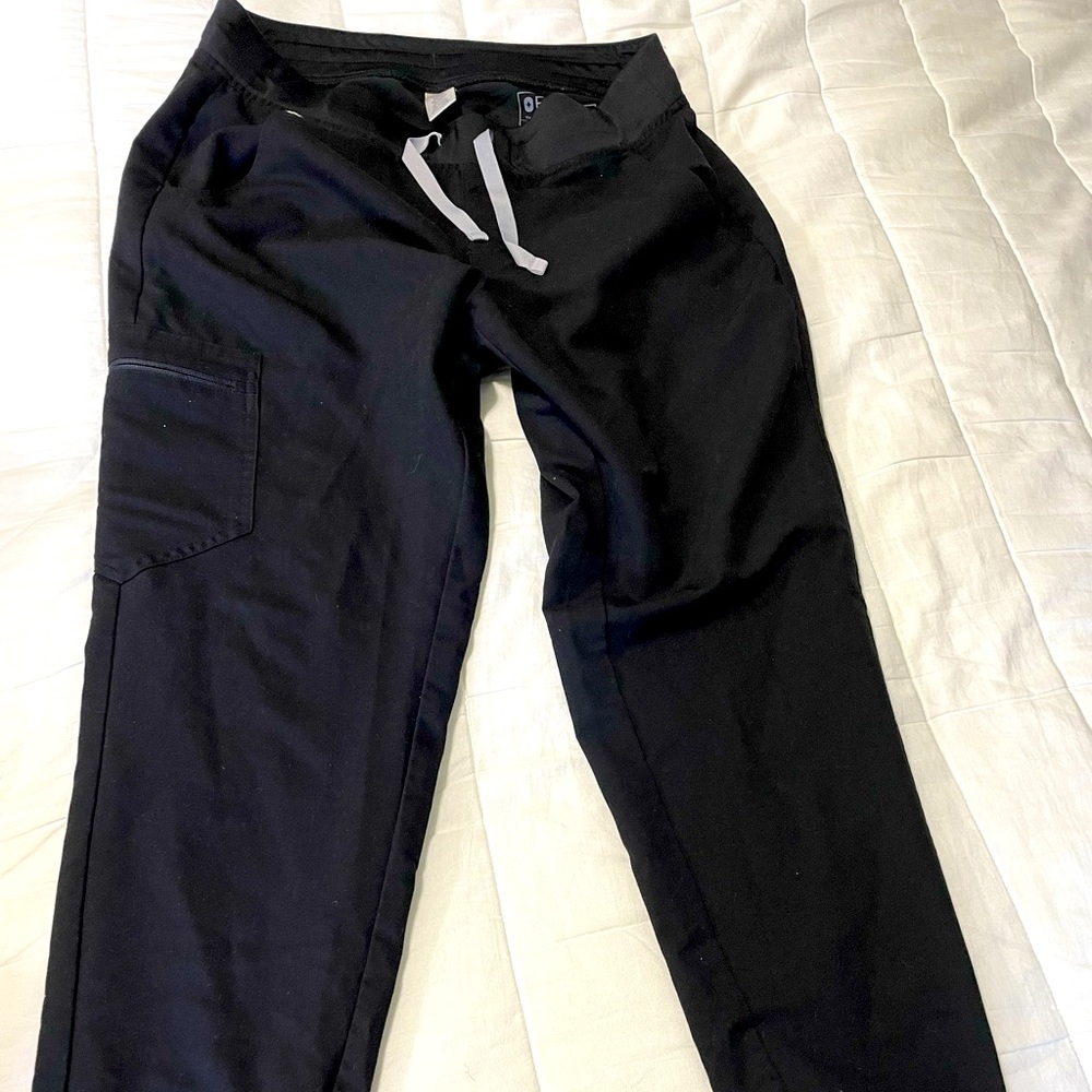 FIGS black colored jogger style scrub pants. EUC